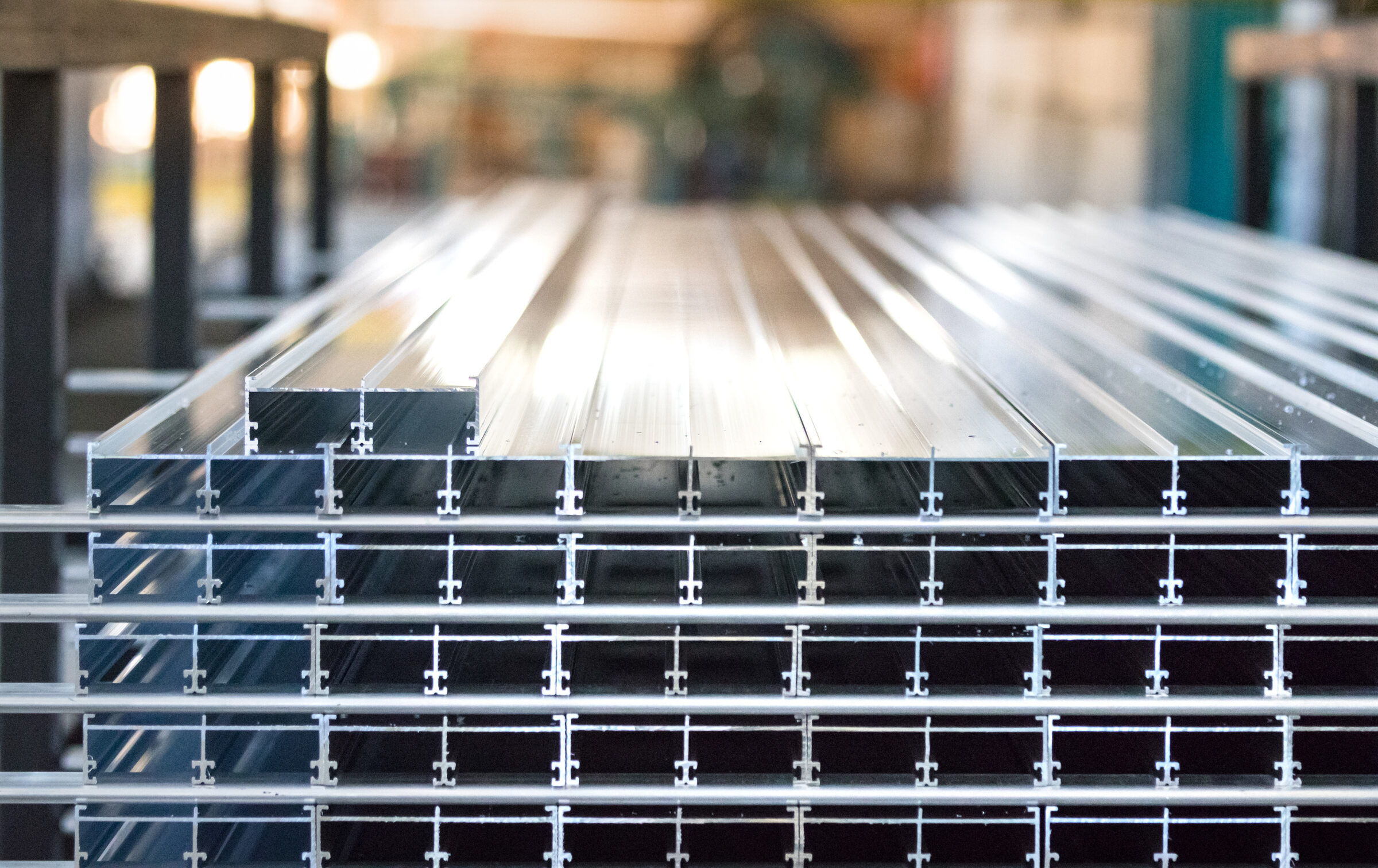 Extruded aluminium profiles on the runout table